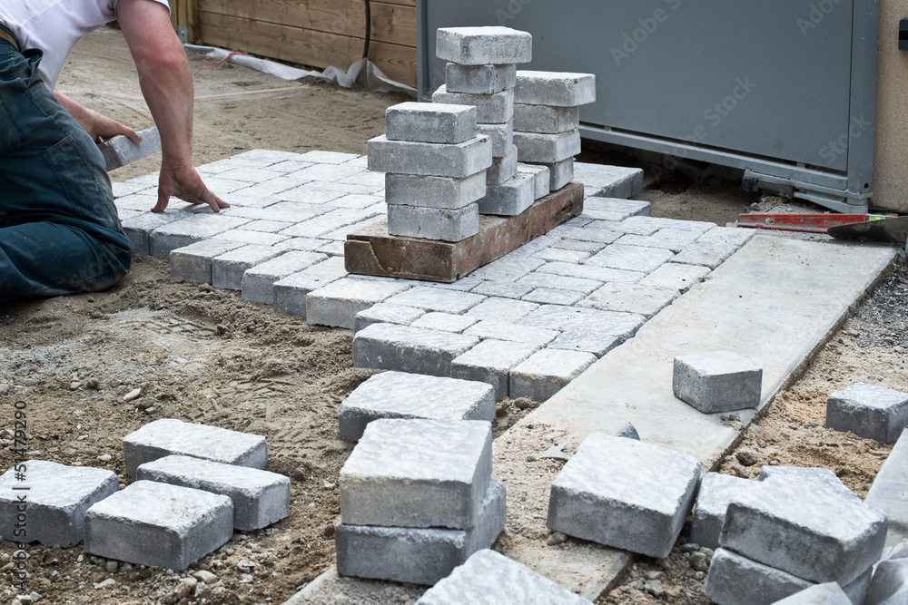Travaux pour l'installation d'une terrasse pavée.