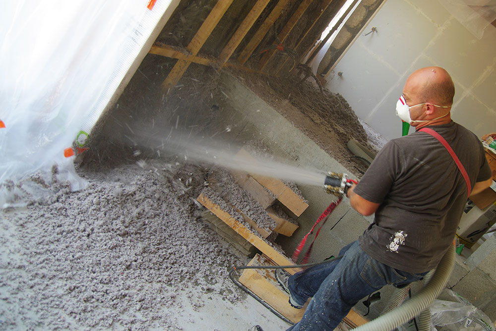Pose de panneaux isolants rigides par l'intérieur pendant la construction d'une maison.